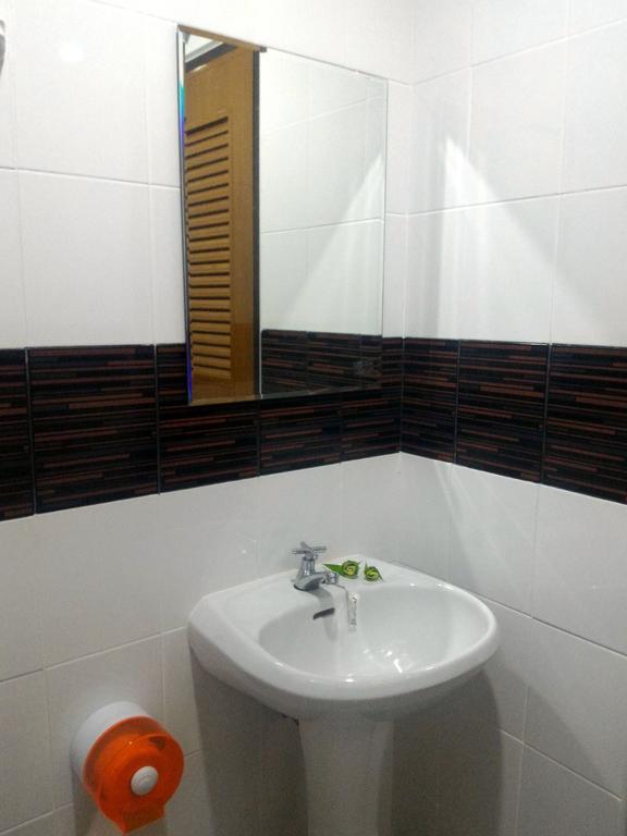 Baan Benjathip Hostel Amphawa Bagian luar foto