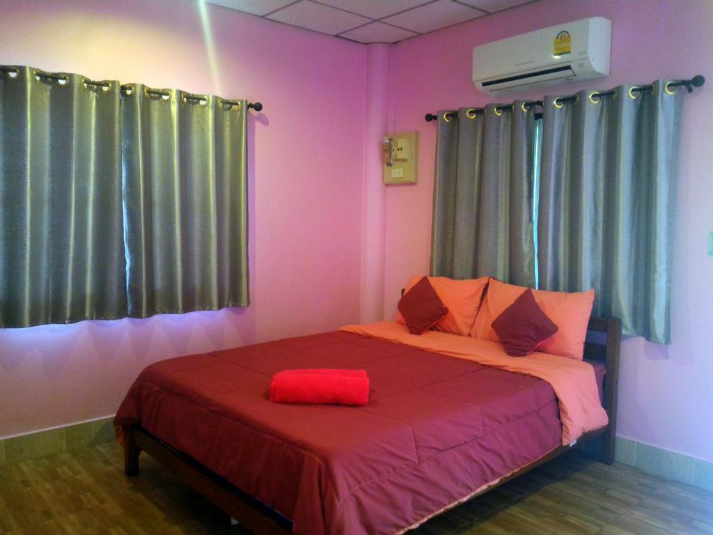 Baan Benjathip Hostel Amphawa Bagian luar foto