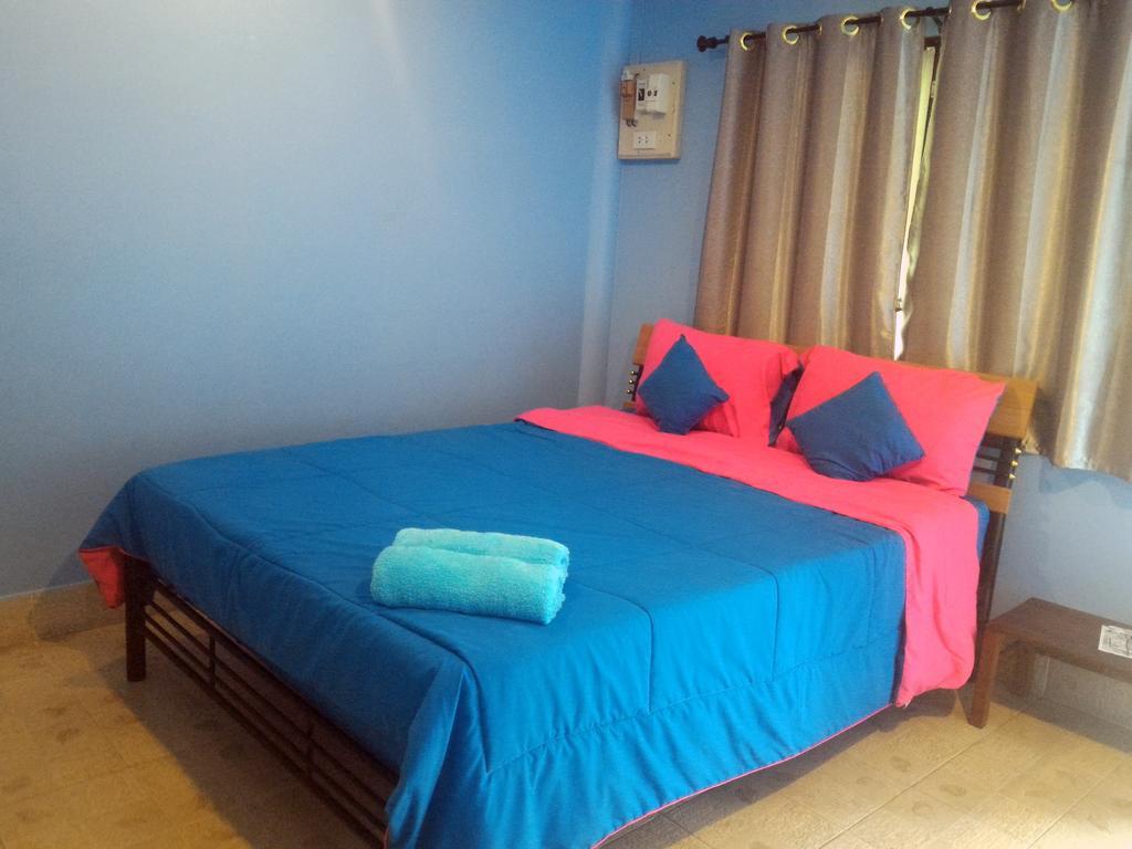 Baan Benjathip Hostel Amphawa Bagian luar foto