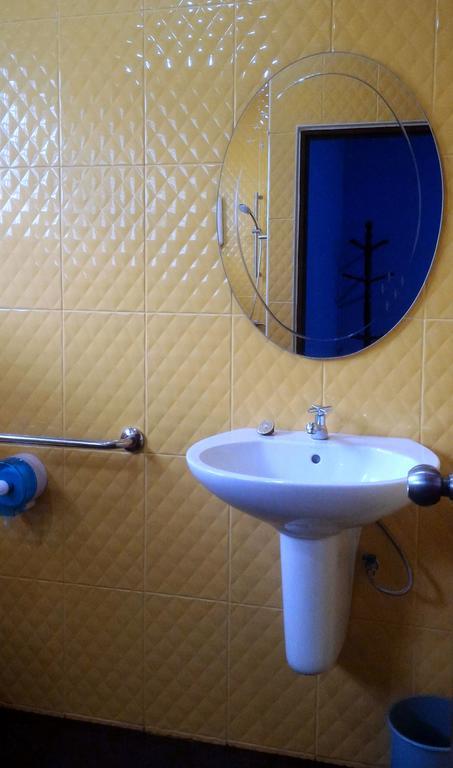 Baan Benjathip Hostel Amphawa Bagian luar foto