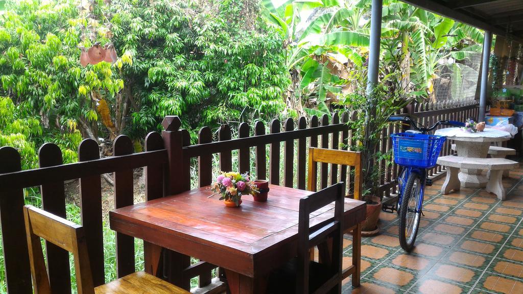 Baan Benjathip Hostel Amphawa Bagian luar foto